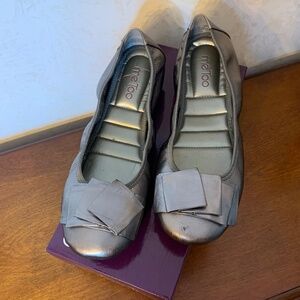 Women’s Me Too Metallic Pewter Ballerina Flats, Size 10